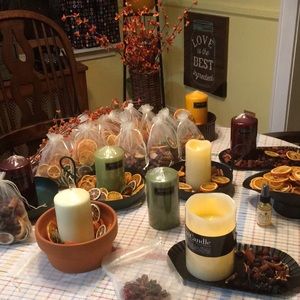 Candle sets with tin, potpourri country style.